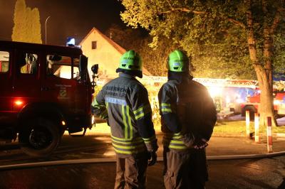 Kernen-Rommelshausen: Scheune stark verraucht ganzes Wohngebiet - Feuerwehr im Einsatz
